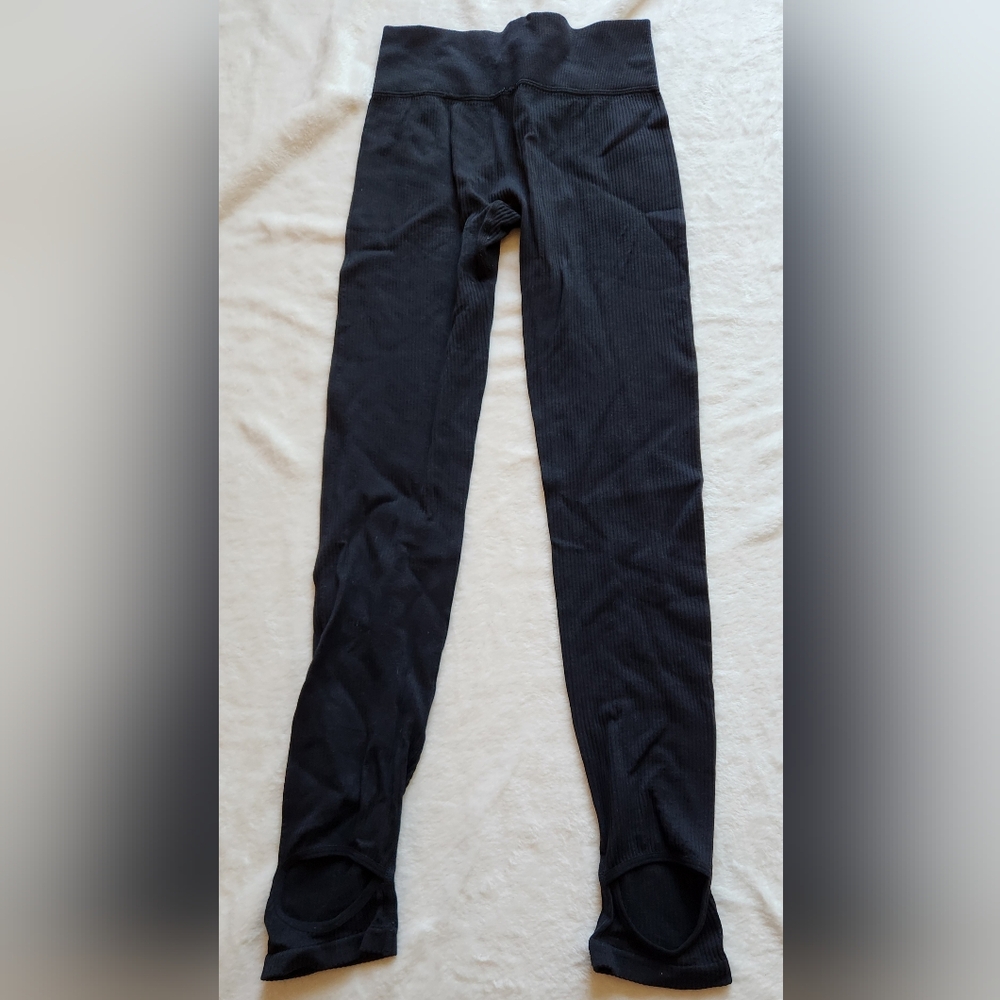 LIKE NEW Forever 21 Black Classic Ribbed Stirrup Leggings - Picture 4 of 7